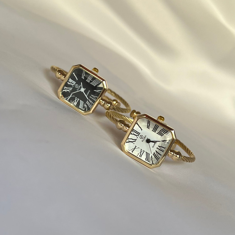 ساعت بنگلی صفحه مربعی