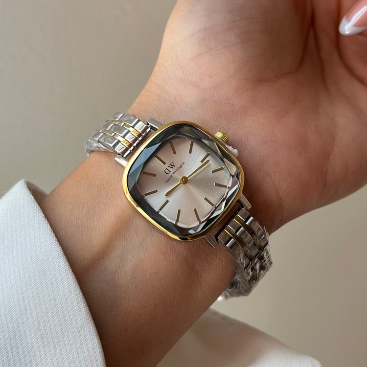 ساعت صفحه با طراحی شیشه شبیه الماس و بند دو رنگ