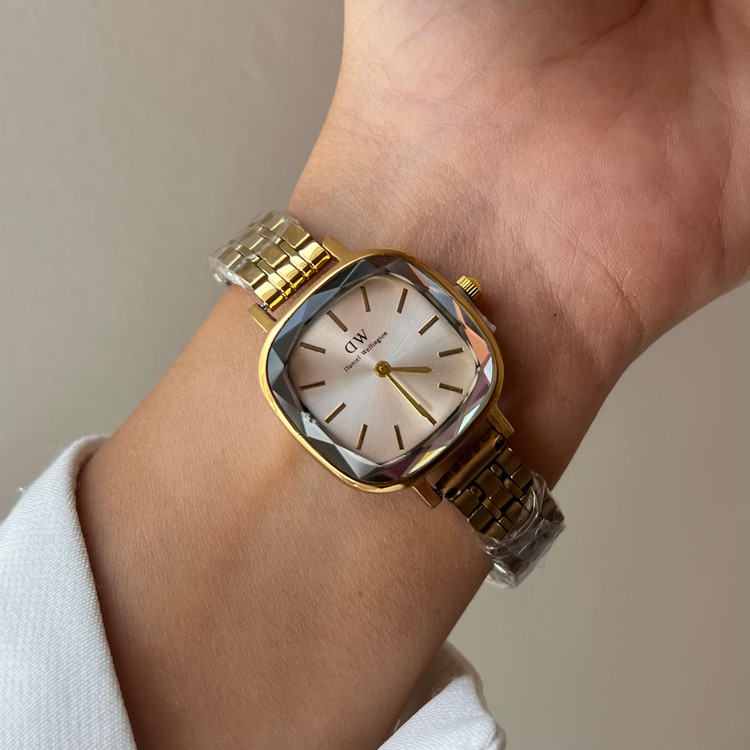 ساعت صفحه با طراحی شیشه شبیه الماس و بدنه و بند گلد