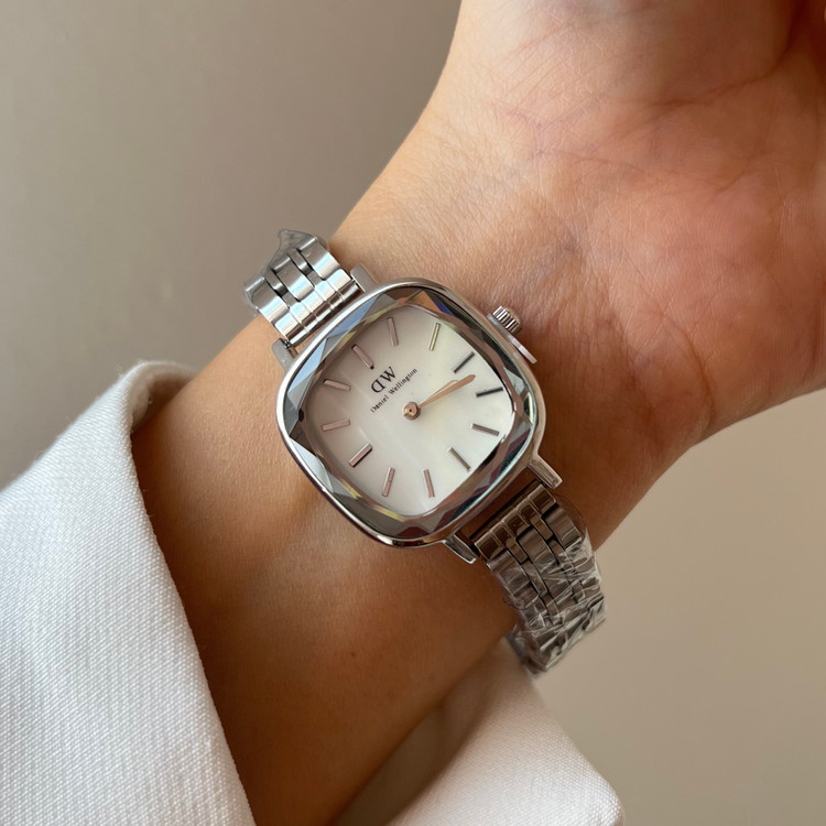 ساعت صفحه با طراحی شیشه شبیه الماس و بدنه و بند سیلور