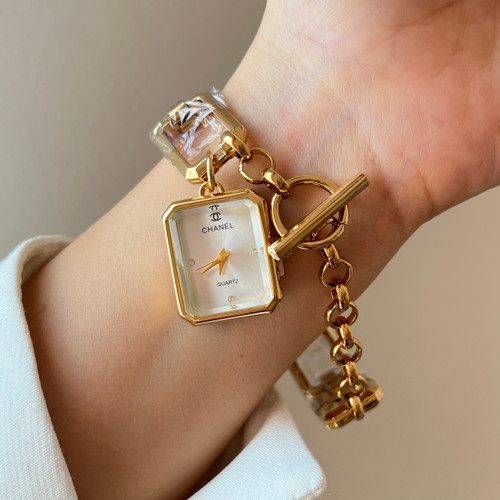 ساعت صفحه آویز با قفل تی